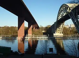 Le pont Ouest (à gauche) et le pont Est, en novembre 2012.
