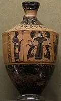 Lécythe à figures noires en céramique représentant Artémis ailée, maîtresse des fauves, des lions rugissants, par le peintre d'Amasis, vers 560-550 A.C., provenant d'Athènes, 14,4 cm&nbsp;×&nbsp;8,4&nbsp;cm, Musée du Louvre.