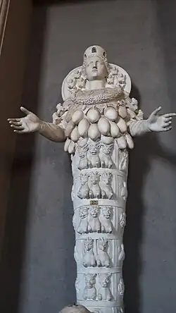 Artémis polymaste, copie romaine, IIe&nbsp;siècle, Galerie des Candélabres, musées du Vatican.