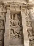 Mur ouest de la chapelle centrale, face Sud. Harihara, Vishnu-Shiva, dans la pose, exceptionnelle voire unique pour Harihara, dite lalitasana