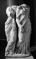 Portrait de deux femmes drapées. IIe&nbsp;siècle. Marbre, H. 1,41&nbsp;m. Izmir, MArch.