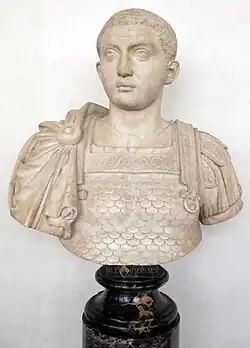 Buste de marbre blanc d'un jeune homme imberbe et cuirassé, sur un socle de marbre noir.