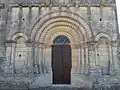 Le portail roman.