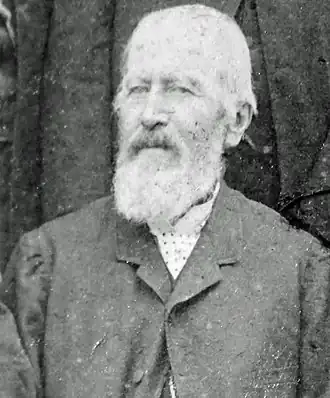 Portrait noir et blanc 3/4 d'un homme âgé portant un longue barbe