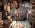 Artisan sculptant une oeuvre