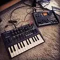 Arturia MicroBrute (2013) (à gauche) avec ZOOM R8.