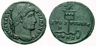 Une pièce de Constantin (337) montrant une représentation de son labarum planté dans un serpent.