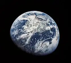Vue du globe terrestre entier depuis l'espace.