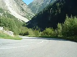 Descente après le Rivier d’Allemont et en bas la remontée brutale vers le défilé du Maupas.