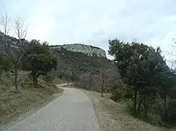 Kilomètre plus facile avant la jonction avec la route venant de Bouquet et vue sur la falaise du Clergue (582&nbsp;m), voisine du mont Bouquet.