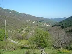 Vue depuis le hameau de Couderc (735&nbsp;m, km 10,7) sur Valgorge et ses autres hameaux.