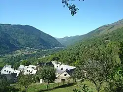 En arrivant au lacet de Loudervielle (1&nbsp;157&nbsp;m), on aperçoit la vallée de la Neste de Louron, grimpée jusqu'ici.