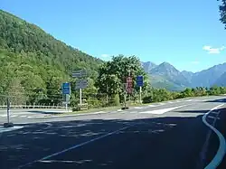 Le rond-point d'Avajan (910&nbsp;m) au pied de l'ascension. La route à gauche va vers le col de Peyresourde, la route à droite vers Vielle-Louron, Adervielle, Génos et le lac de Génos-Loudenvielle.