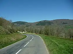 Plus bas le croisement (561&nbsp;m) entre la route D62 montant à la Croix de Montvieux et la route D63 grimpant au col de l'Œillon.