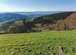 Panorama entre les lieux-dits « La Bonnetanche » et « Luclas » sur la route D120. Plus bas le lieu-dit « Le Razat ».