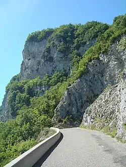 La route qui mène au col, en bordure de falaise.