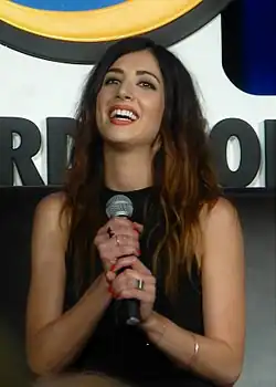 Dana DeLorenzo interprète Kelly Maxwell.