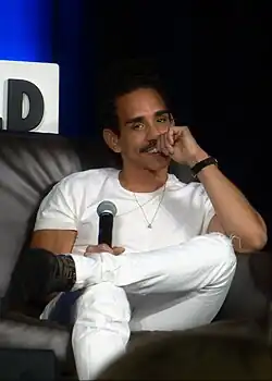 Ray Santiago interprète Pablo Simon Bolivar.