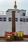 Le pilier d'Ashoka, à côté du temple de Mahâ Devi.