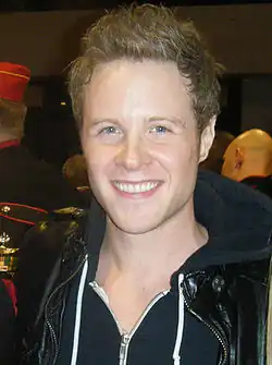 Ashton Holmes interprète Sid Phillips&nbsp;(en)