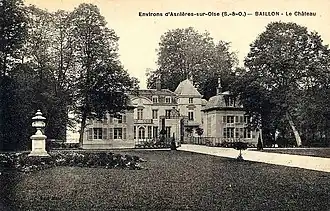 Le château de Baillon au début du XXe&nbsp;siècle, côté est. À gauche et à droite de la grille, les pavillons, situés en fait à une dizaine de mètres du bâtiment principal.