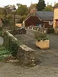 Le pont médiéval qui enjambe la Vègre, entièrement reconstruit en marbre et en grès vers 1806 par l'entrepreneur Jacques Baumier, est inscrit au titre des monuments historiques depuis le 8 octobre 1984.