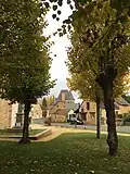 Vue sur une maison Renaissance du village. Photo prise depuis l'entrée de l'église Saint-Hilaire.