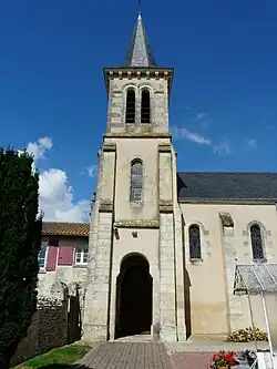 Son clocher-porche.