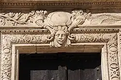 Assézat : linteau sculpté avec cornes d'abondance.