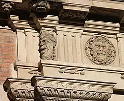 Assézat : détail du portail.