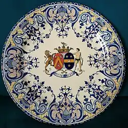 Assiette armoriée (Armoiries d'alliance) du baron Jean Joseph Paul Antoine Marie de Witte et de son épouse Adèle Cécile Marie Le Pelletier de Glatigny - Manufacture de GIEN - (Collection privée).