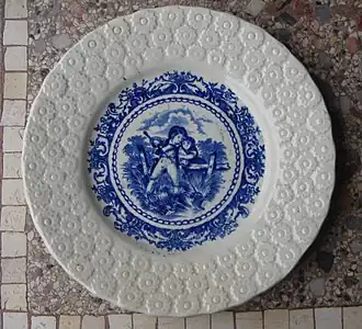 Assiette pêcheur, porcelaine opaque, manufacture de faïence Saint-Amand-les-Eaux (Nord), localisation inconnue.