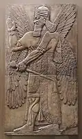 Relief assyrien représentant un esprit ailé dans une pose de bénédiction
