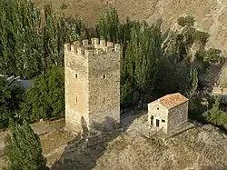 Église des douze apôtres classée et tour carrée,