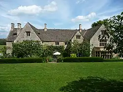 photographie en couleur du bâtiment et de son jardin.