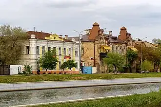 Le canal Varvatsi entre la rue Darwin et la rue Metchnikov.