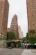 Un pont urbain enjambant une rue.