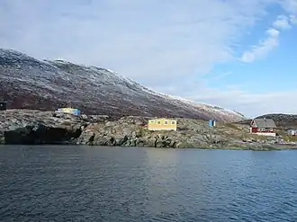 Habitations à Ataa sur l'île Alluttoq.