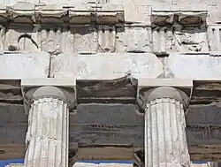 Bâtiment antique : haut des colonnes ; entablement avec métopes