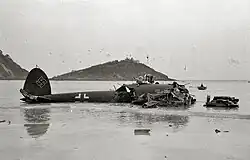 Photographie en noir et blanc de l'appareil utilisé par Degrelle pour atteindre l'Espagne, échoué sur une plage