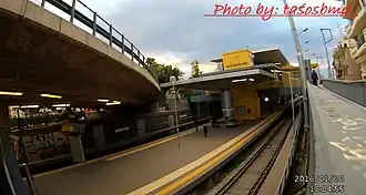 Le quai central de la station