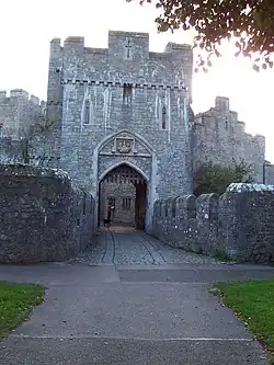 L'entrée du château avec sa herse.