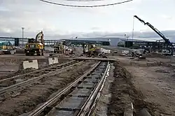 Travaux de construction du pont et du tramway à l'automne 2020. Au fond, le  terminal maritime 2.