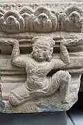 Atlas: linteau, détail. Angkor, style de Preah Ko, dernier quart du IXe siècle, Musée Guimet