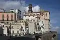 Le bourg avec, au fond, la cathédrale.