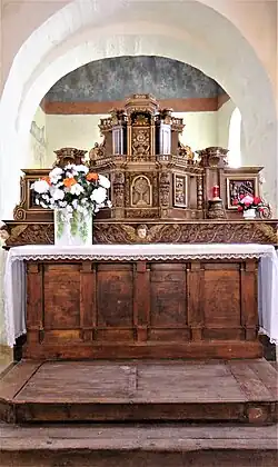 Maître-autel avec un retable en noyer du XVIIIe&nbsp;siècle.