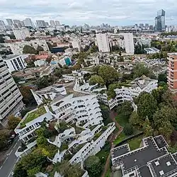 On voit en vue plongeante la forme en étoile du bâtiment