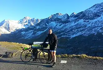 Cycliste et table d'orientation au col.