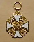 Modèle avec croix émaillée.
