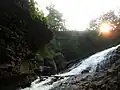 La chute, au coucher du soleil.
